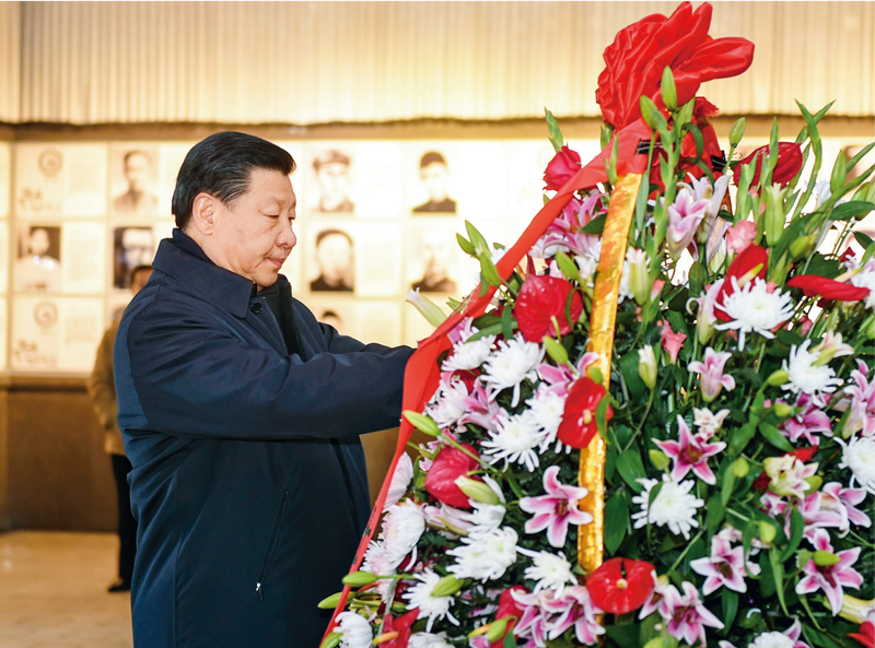 2016年2月1日至3日，中共中央總書記、國家主席、中央軍委主席習(xí)近平來到江西，看望慰問廣大干部群眾和駐贛部隊。這是2月2日，習(xí)近平在井岡山革命烈士陵園向革命烈士敬獻(xiàn)花籃。 新華社記者 謝環(huán)馳/攝