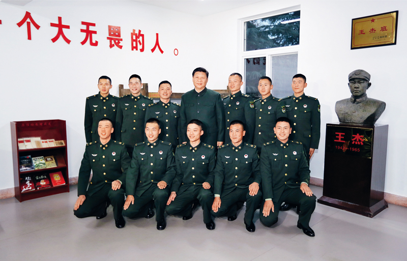 2017年12月13日，中共中央總書記、國家主席、中央軍委主席習(xí)近平到第71集團(tuán)軍視察。這是習(xí)近平同“王杰班”戰(zhàn)士合影。 新華社記者 李剛/攝
