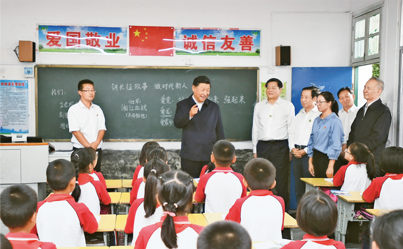 2020年9月16日至18日，中共中央總書記、國家主席、中央軍委主席習(xí)近平在湖南考察。這是16日下午，習(xí)近平在郴州市汝城縣文明瑤族鄉(xiāng)第一片小學(xué)，同正在上思政課的同學(xué)們親切交流。 新華社記者 謝環(huán)馳/攝