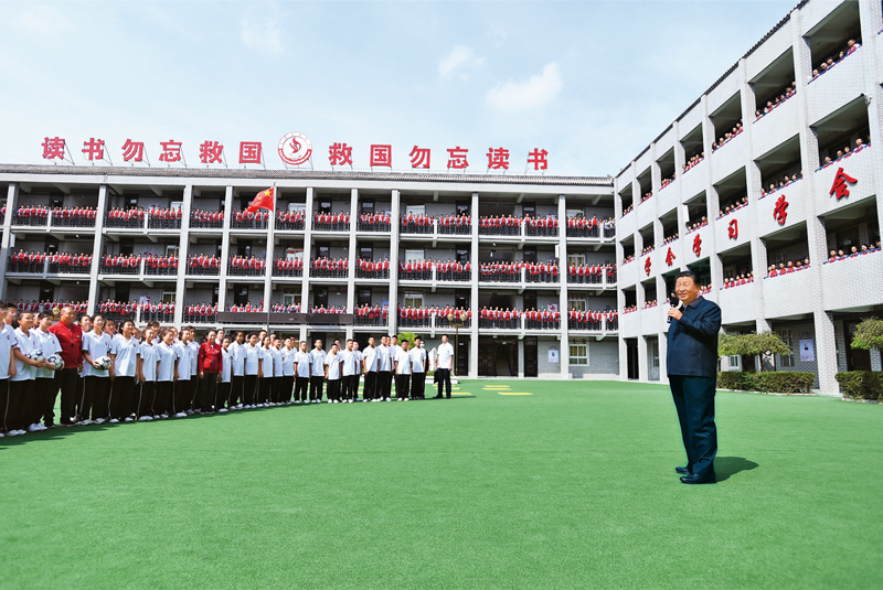 2021年9月13日至14日，中共中央總書記、國家主席、中央軍委主席習(xí)近平在陜西省榆林市考察。這是14日上午，習(xí)近平在綏德實驗中學(xué)考察時，同師生親切交流。 新華社記者 謝環(huán)馳/攝